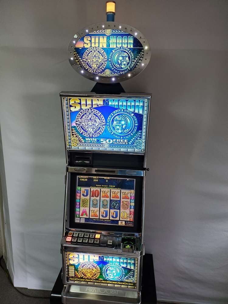 ARISTOCRAT SUN & MOON VIDEO SLOT MACHINE WITH LIGHTED TOPPER