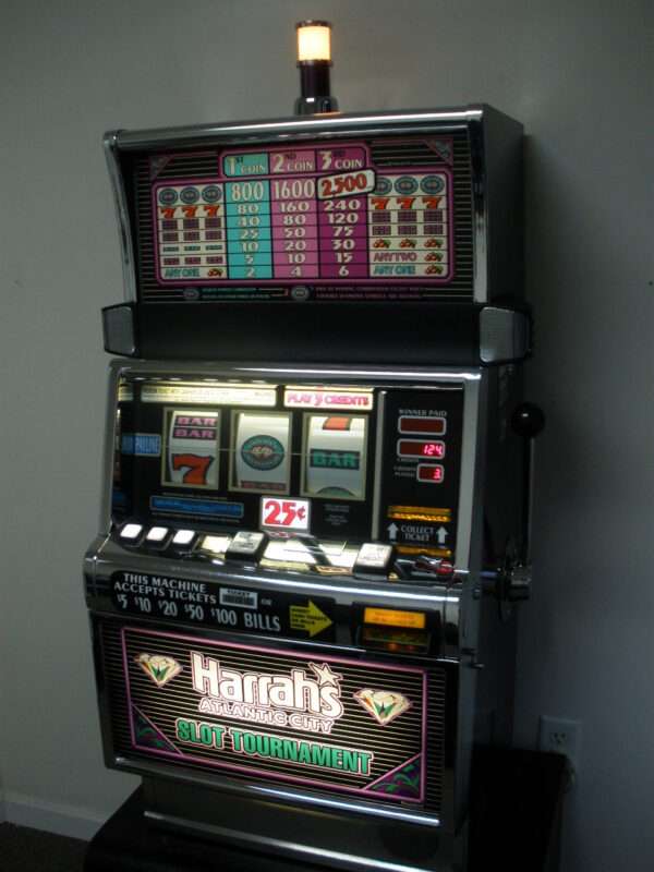 IGT DOUBLE DIAMOND FLAT TOP S2000 SLOT MACHINE WITH HARRAH'S SLOT TOURNAMENT BOTTOM