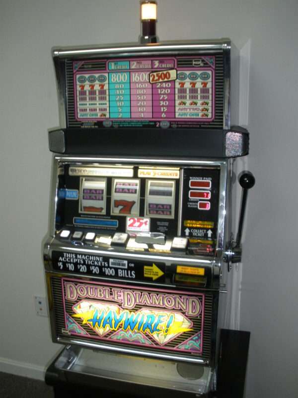 IGT DOUBLE DIAMOND HAYWIRE S2000 SLOT MACHINE