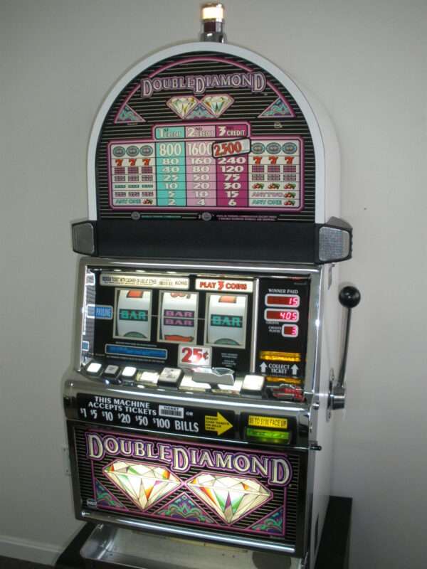 IGT DOUBLE DIAMOND S2000 SLOT MACHINE - QUARTER COIN HANDLING - THREE COIN (ROUND TOP)