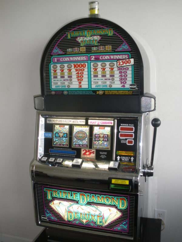 IGT TRIPLE DIAMOND DELUXE S2000 SLOT MACHINE - ROUND TOP - TWO CREDIT