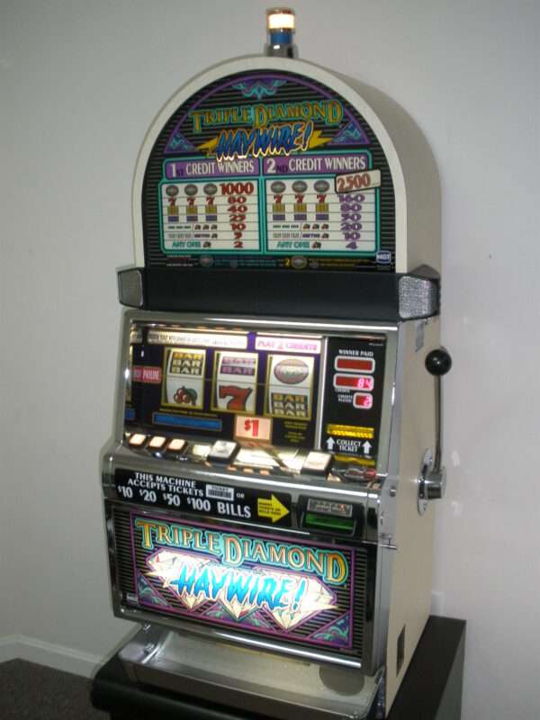 IGT TRIPLE DIAMOND HAYWIRE S2000 SLOT MACHINE