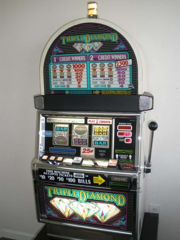 IGT TRIPLE DIAMOND ROUND TOP S2000 SLOT MACHINE