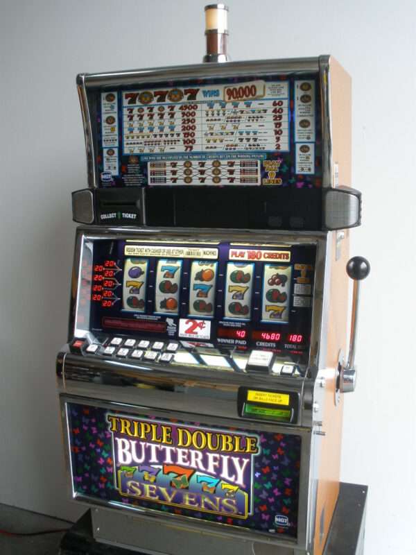 IGT TRIPLE DOUBLE BUTTERFLY SEVENS FIVE REEL S2000 SLOT MACHINE