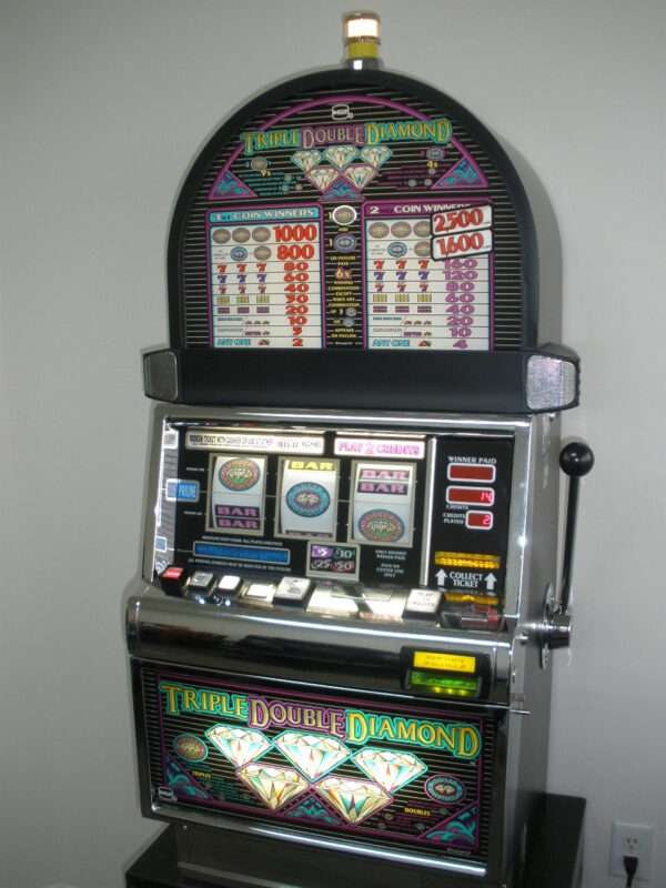 IGT TRIPLE DOUBLE DIAMOND S2000 SLOT MACHINE