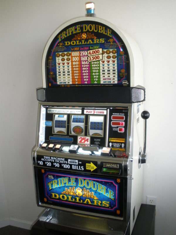 IGT TRIPLE DOUBLE DOLLARS S2000 SLOT MACHINE WITH QUARTER COIN HANDLING