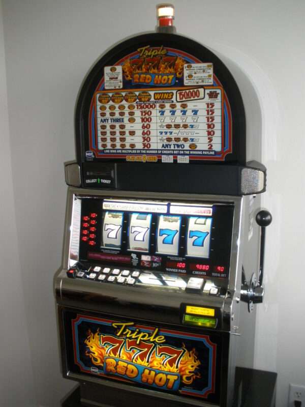 IGT TRIPLE RED HOT 777S FOUR REEL S2000 SLOT MACHINE